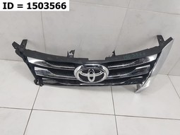 Решетка радиатора  Toyota Fortuner II (2015) 5 дв.